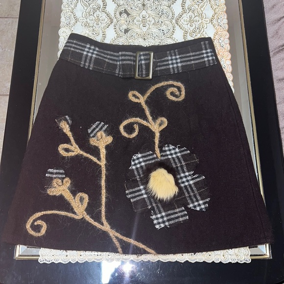 Ark Kids Dresses & Skirts - Dark brown felt mini skirt with flower pattern